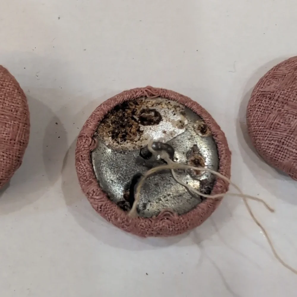 Set of 3 Vintage Pink Round Fabric Covered‎ Buttons & Metal Back - Picture 3 of 4
